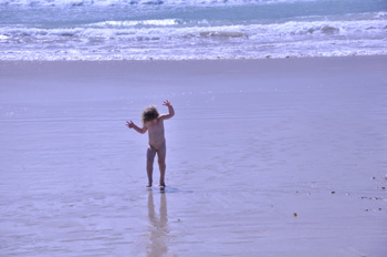 Geelong小镇海滩上的孩子